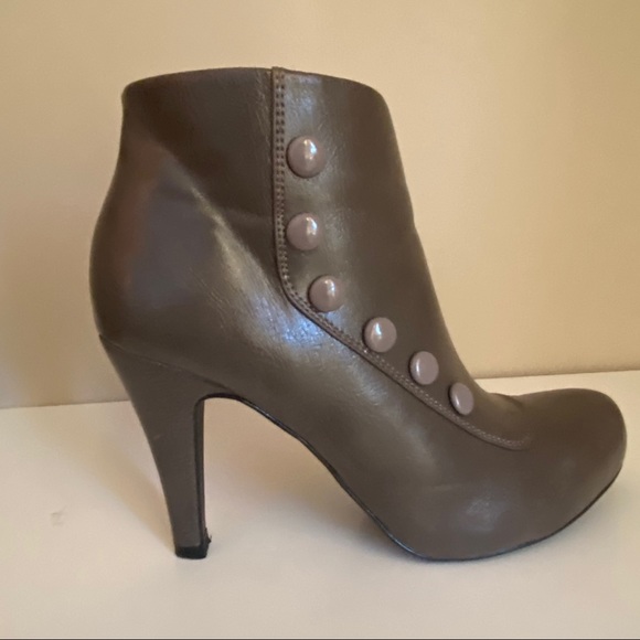 Fioni olive green button detail bootie - Picture 5 of 16